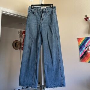 Hollister High Rise Baggy Jeans in Medium Blue Wash